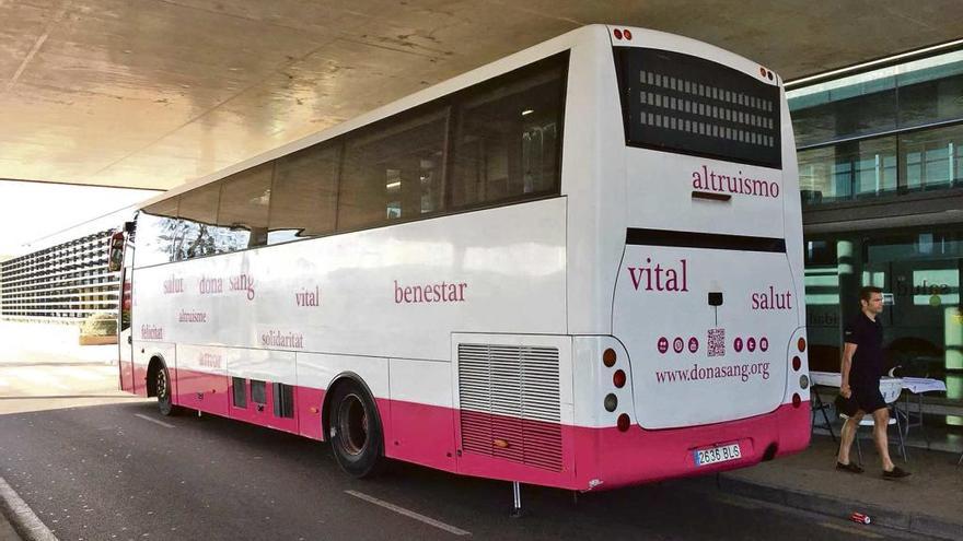 Un bus en Son Espases para donar sangre durante más de diez horas