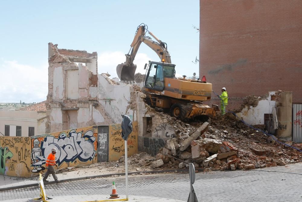 Derribo de una casa en la cuesta del Piñedo