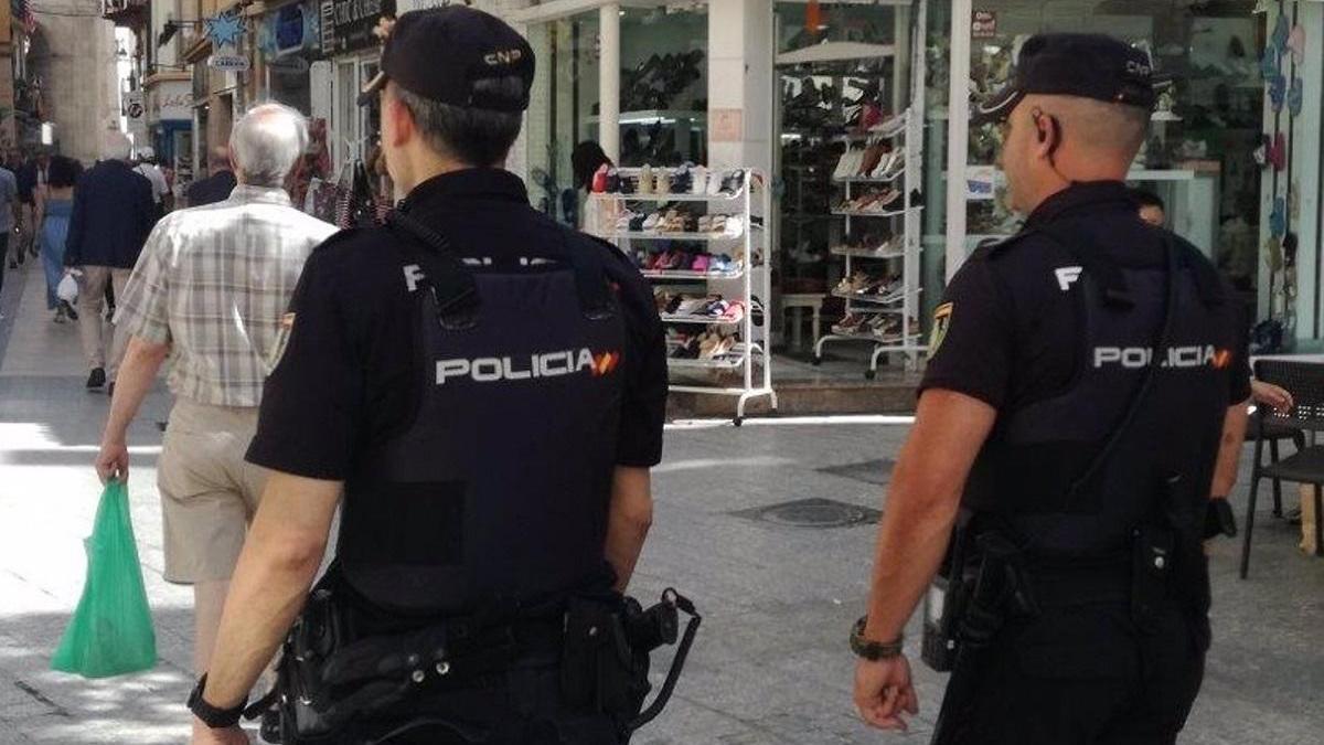 Agentes Policía Nacional Málaga capital por la calle.