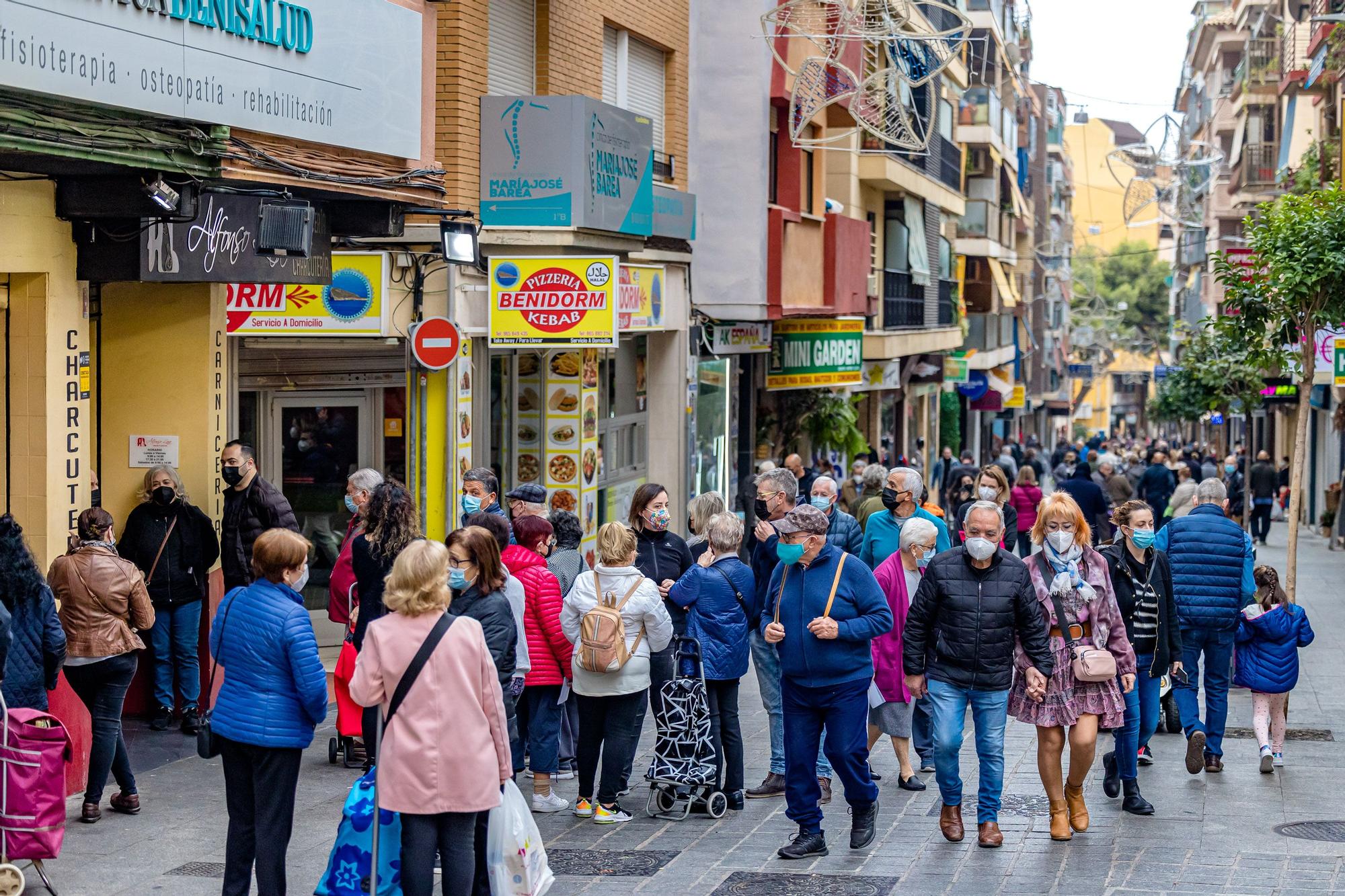 La campaña "BenidormTeDaMás" recibe una avalancha de peticiones de descarga de los bonos descuentos para comercios y hostelería de la ciudad. Los primeros días para gastar estos bonos han provocado colas en algunos establecimientos. La iniciativa, que pretende ayudar al sector e incentivar el consumo, estará en marcha hasta el 31 de diciembre.