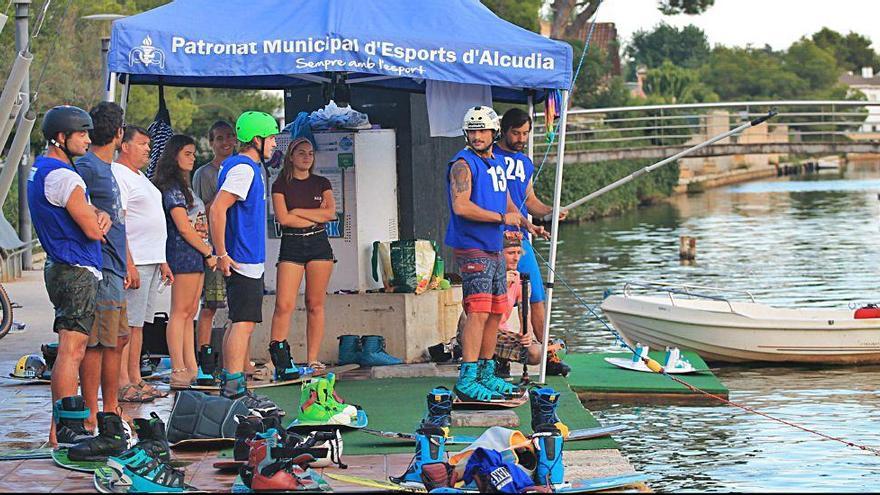 Varios competidores esperan su turno.