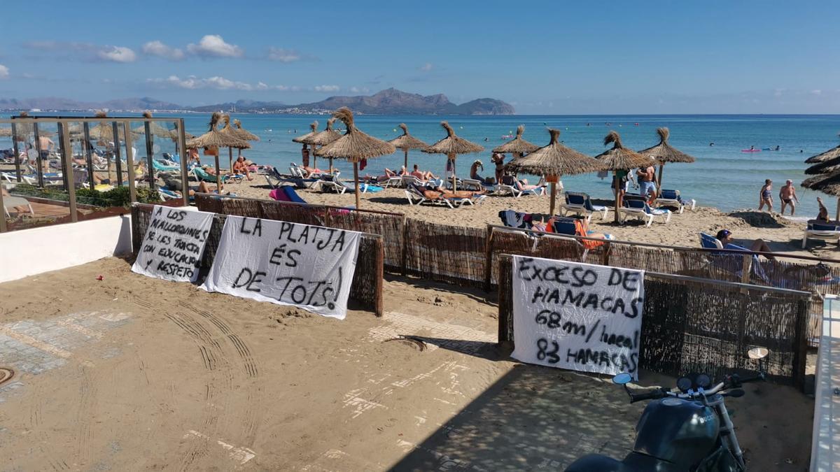 Pancartas de protestas en Can Picafort.