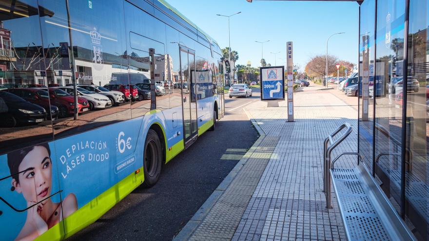 La accesibilidad se mejorará en todas las paradas de autobús de Badajoz