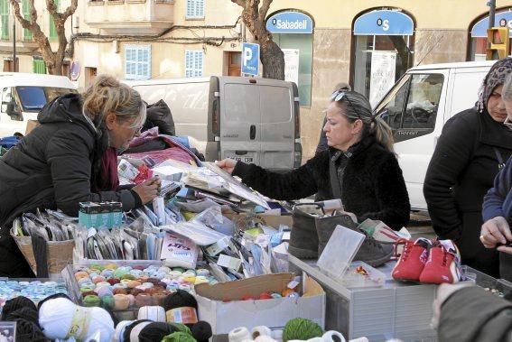 Auch das macht den Reiz Mallorcas aus: ein Markttreiben, das seinen Namen noch verdient. Hier ist nicht nur das Warenangebot bunt. Anpreisen, handeln, kaufen - und den kleinen Plausch nicht vergessen.