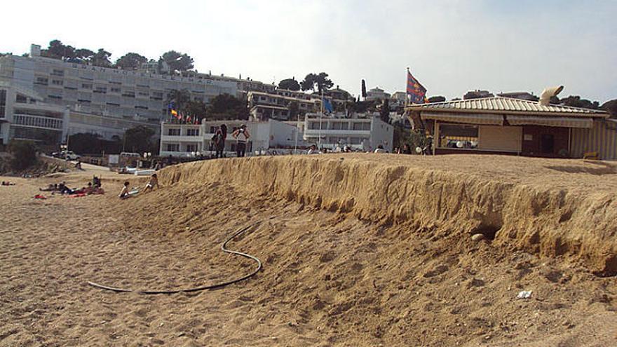 Tossa de Mar Les llevantades deixen un mur de sorra a la Mar Menuda