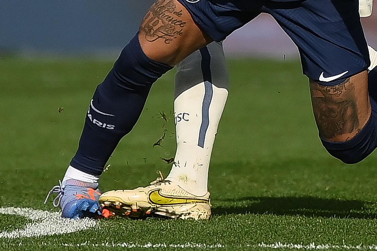 Neymar sufre una falta sobre el tobillo derecho en el partido con el Lille, su último encuentro antes de ser operado.