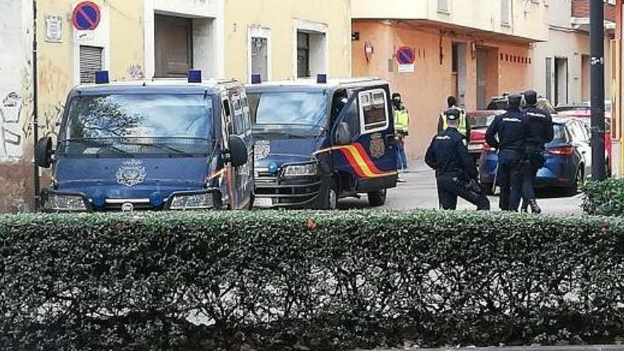 Agentes de la Policía Nacional, en el registro del piso del presunto yihadista.