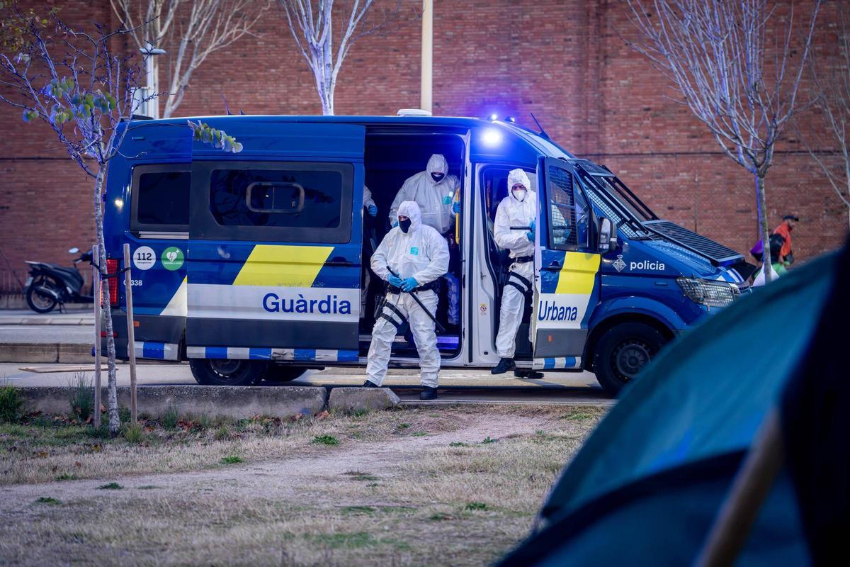 Barcelona desaloja el campamento de la Zona Franca Barcelona desaloja el campamento de la Zona Franca