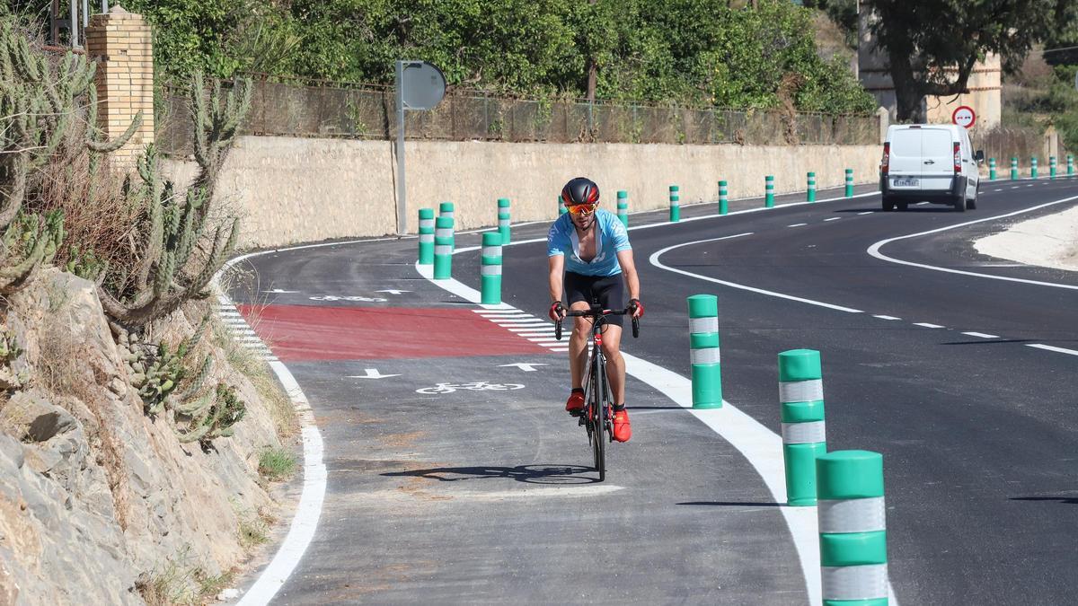 Un ciclista circula por un carril bici en Orihuela.