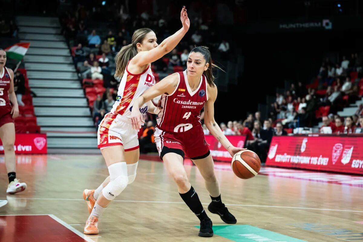 Mariona Ortiz trata de sortear a su par en el partido del pasado miércoles frente al DVTK.