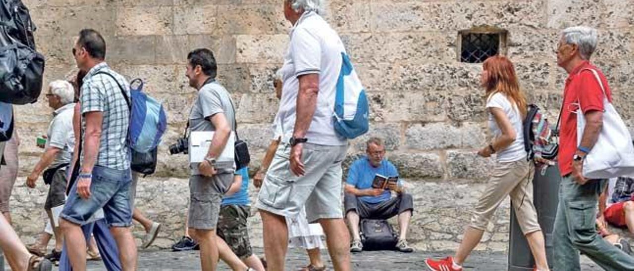 Turistas pasean por Palma en este verano de ventas máximas y abarrote