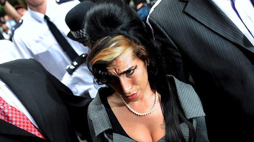 Amy Winehouse se sienta en el banquillo