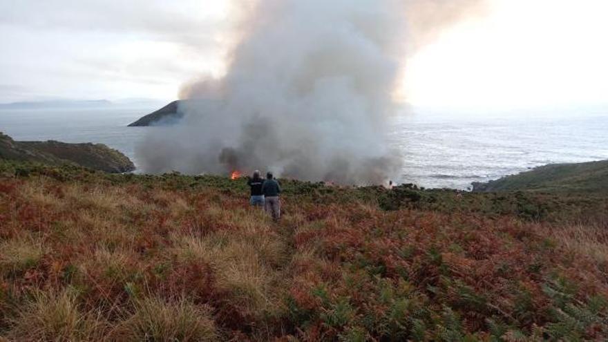 El incendio provocado por un rayo en la isla de Ons