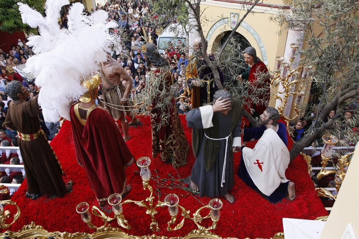 Vista del grupo escultórico del Rescate, en la que se aprecia el movimiento envolvente.
