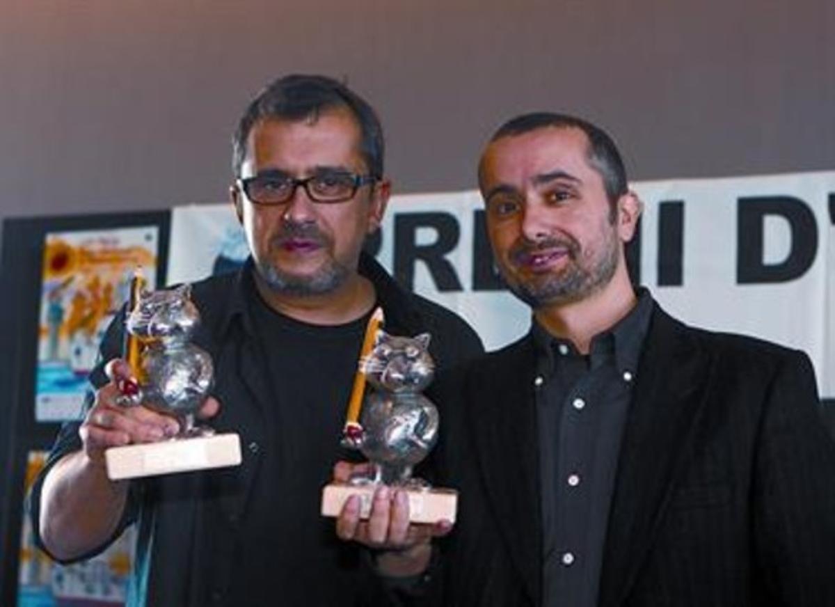 Andreu Buenafuente i Kap ensenyen les seves respectives estatuetes. Andreu Buenafuente i Kap ensenyen les seves respectives estatuetes.
