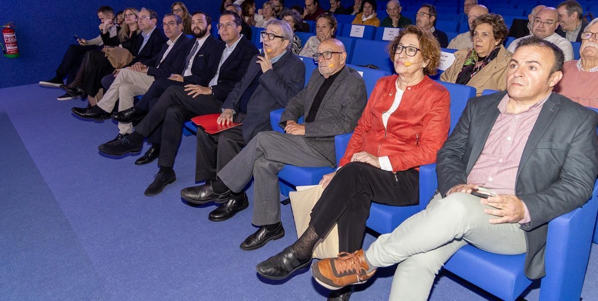 Público y participantes en el debate