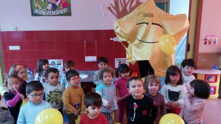 Brillantina, la mascota de Aerscyl, con los alumnos de Educación Infantil del colegio de Morales del Vino.