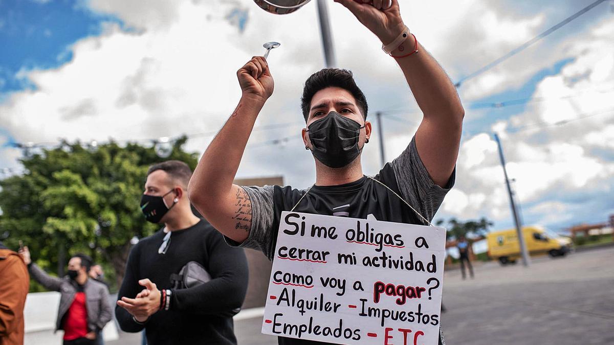 Uno de los participantes en la protesta de los gimnasios de Tenerife el pasado miércoles, junto al Cabildo de Tenerife.