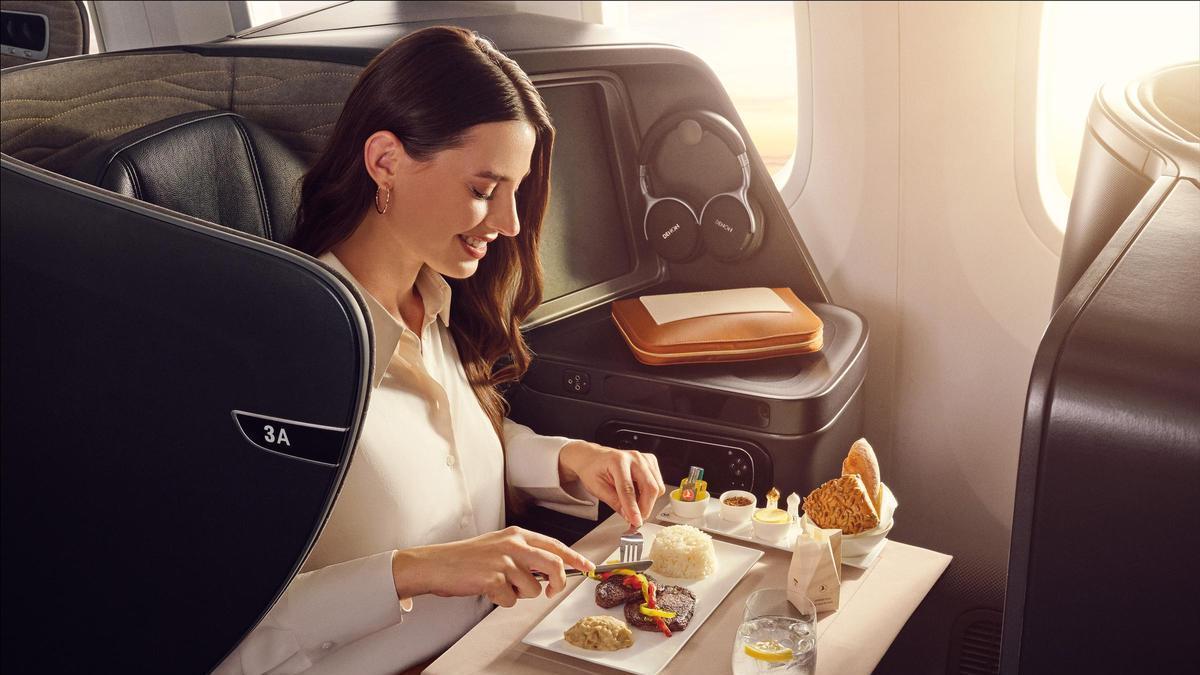 Una pasajera disfruta de los beneficios de la aerolínea.