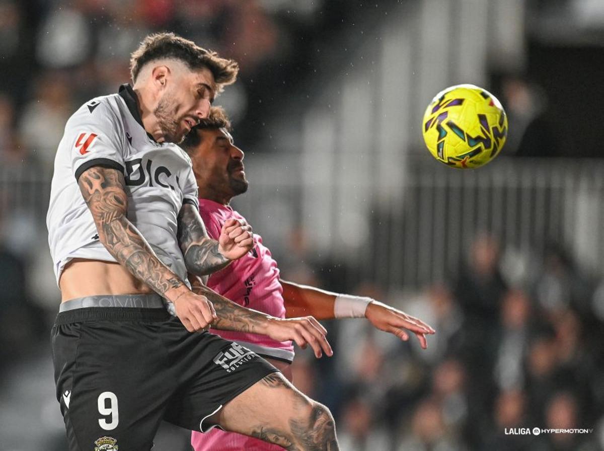 Alberto y Fer Niño en la disputa de un balón