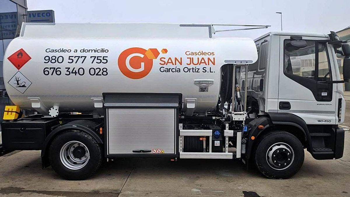 Uno de los camiones de distribución de la empresa Gasóleos San Juan.