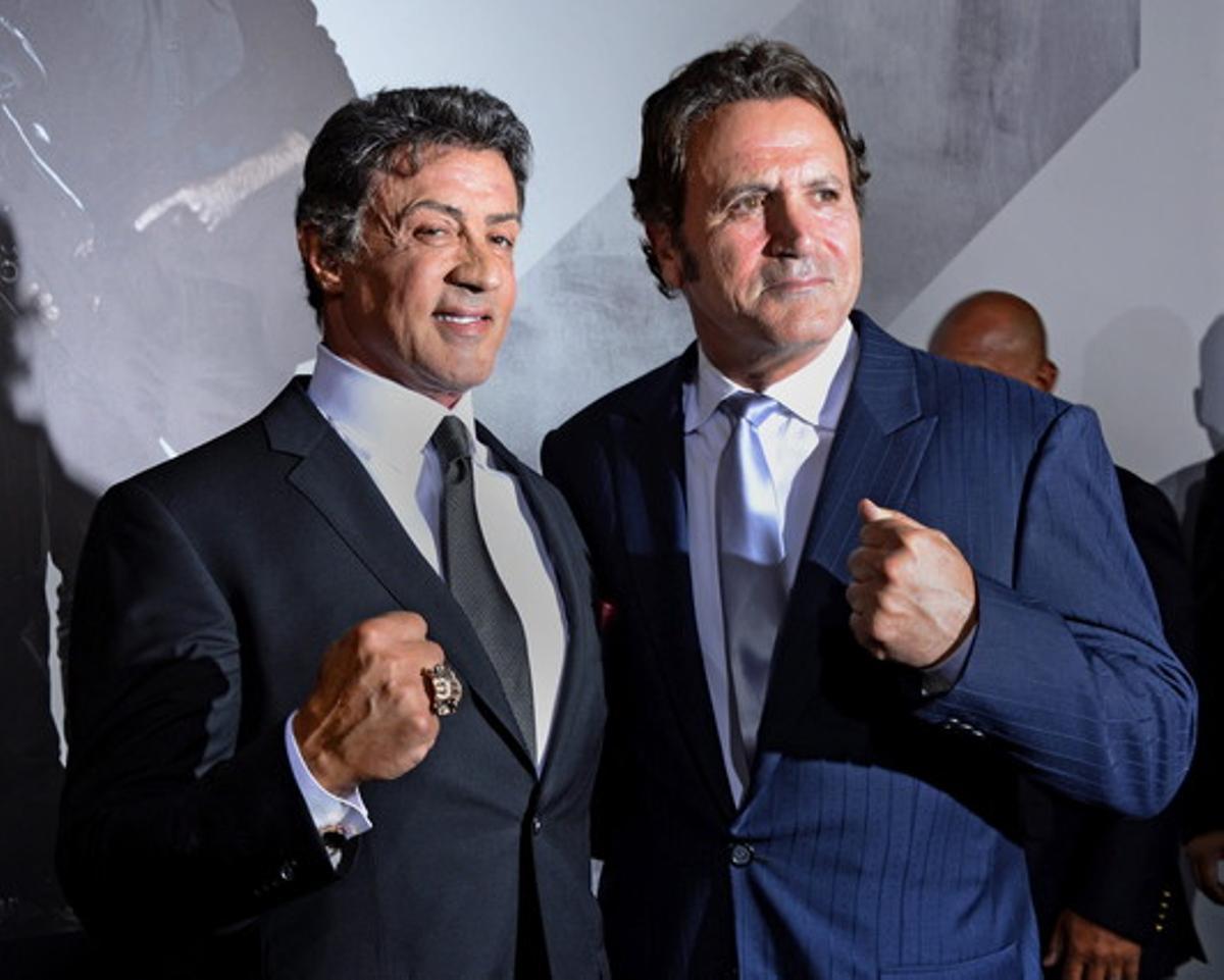 PBX08HOLLYWOOD (ESTADOS UNIDOS) 15/08/2012.- El actor Sylvester Stallone (izq) y su hermano, el también actor Frank Stallone (dcha) posan para los fotógrafos durante el preestreno mundial de su película The Expendables 2 en el Teatro Chino Grauman de Hollywood, California (Estados Unidos) el 15 de agosto de 2012. EFE/Paul Buck PBX08HOLLYWOOD (ESTADOS UNIDOS) 15/08/2012.- El actor Sylvester Stallone (izq) y su hermano, el también actor Frank Stallone (dcha) posan para los fotógrafos durante el preestreno mundial de su película The Expendables 2 en el Teatro Chino Grauman de Hollywood, California (Estados Unidos) el 15 de agosto de 2012. EFE/Paul Buck
