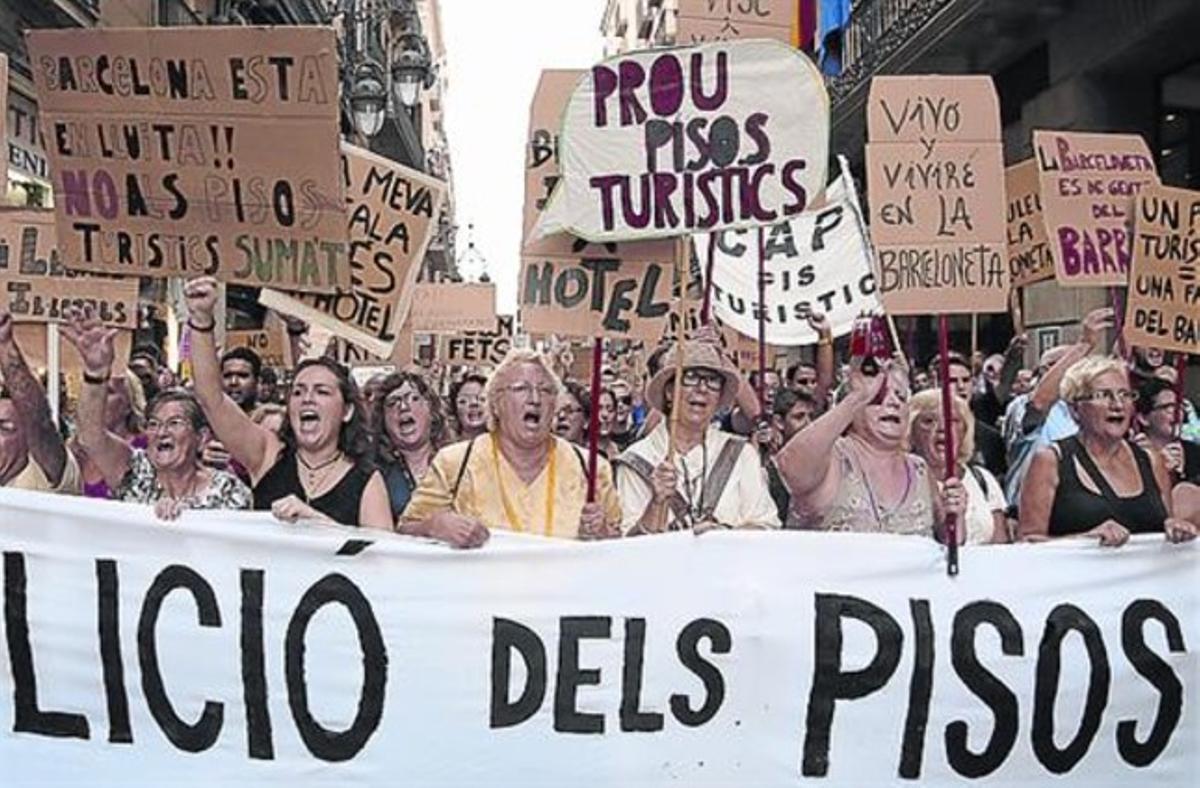 Manifestación contra los pisos turísticos en la Barceloneta.
