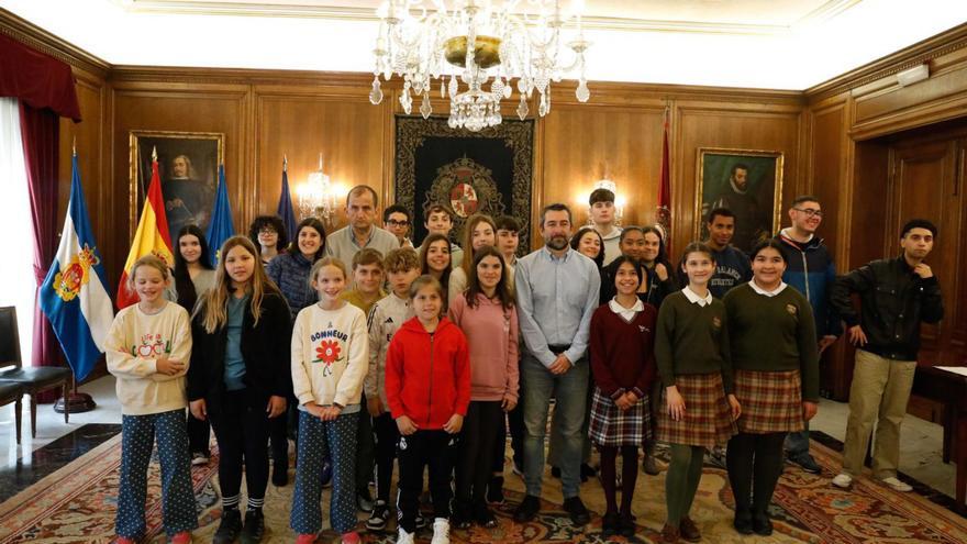 Campa, en el centro de la imagen, rodeado por parte de los integrantes de las cooperativas escolares. | MARA VILLAMUZA