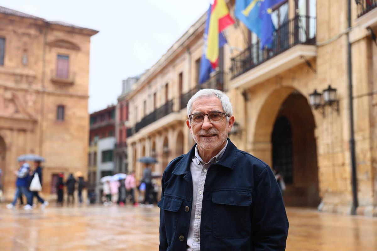 Gaspar Llamazares, en la plaza del Ayuntamiento.