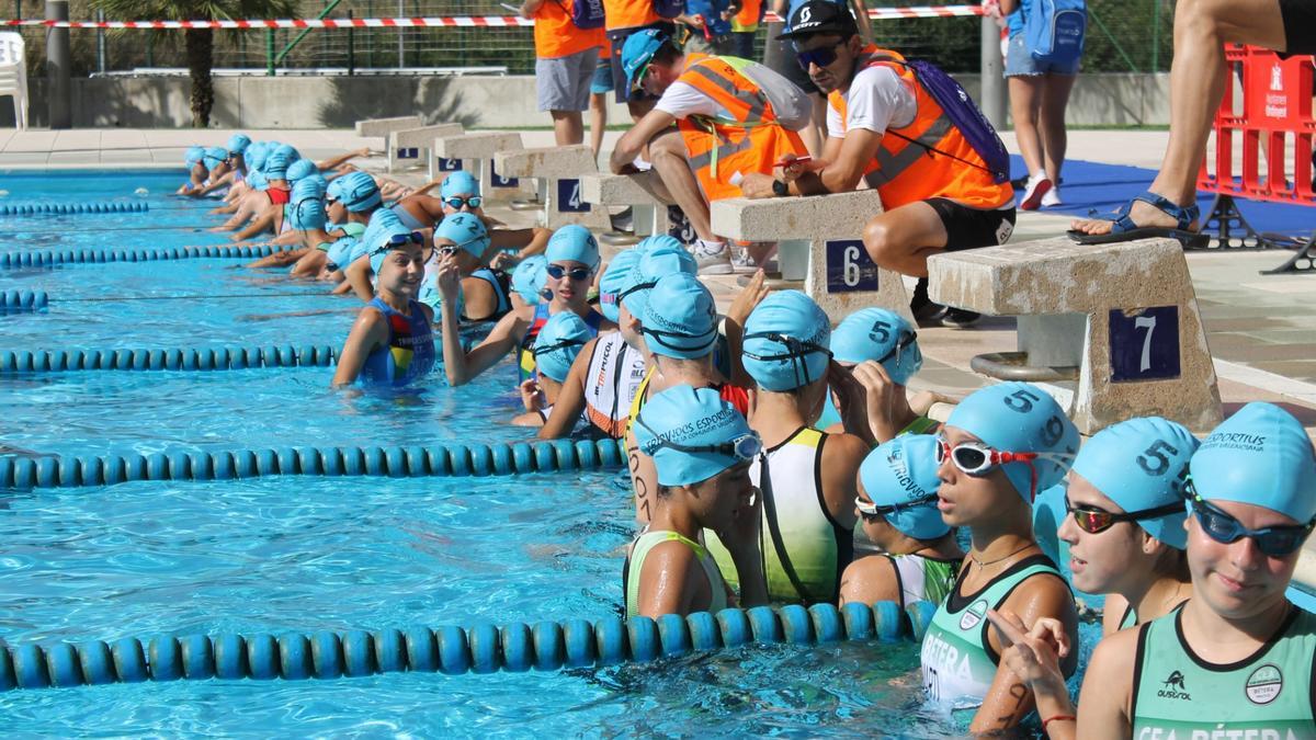 Participantes en una edición pasada del Aquatló de Ontinyent en la piscina municipal.