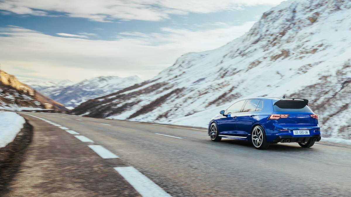 Coche con neumáticos de invierno