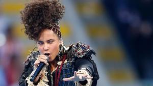 Alicia Keys aparecía en la final de la Champions donde actuó sin una gota de maquillaje.