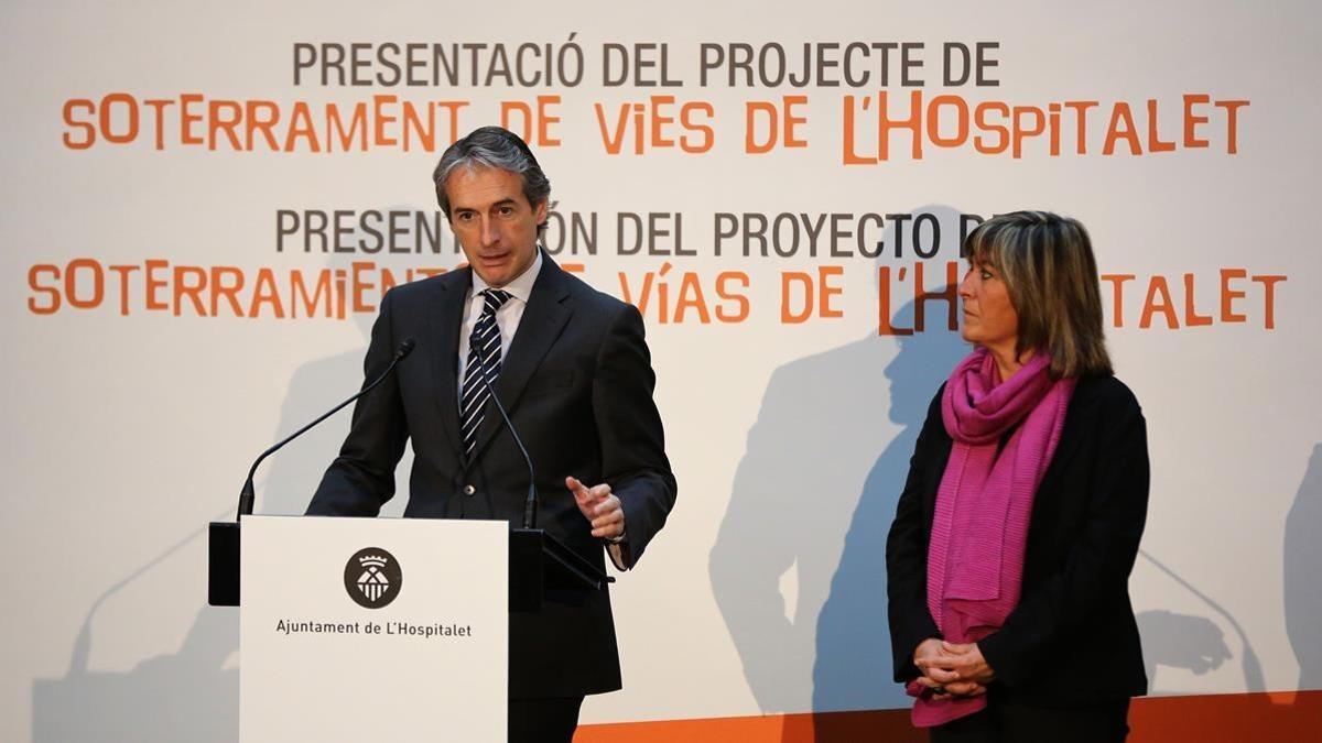 El ministro de Fomento  Inigo de la Serna  y la alcaldesa de L Hospitalet  Nuria Marin  han presentado el plan para el soterramiento de la vias del tren en la ciudad