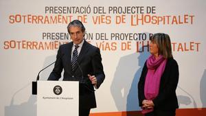 El ministro de Fomento  Inigo de la Serna  y la alcaldesa de L Hospitalet  Nuria Marin  han presentado el plan para el soterramiento de la vias del tren en la ciudad 