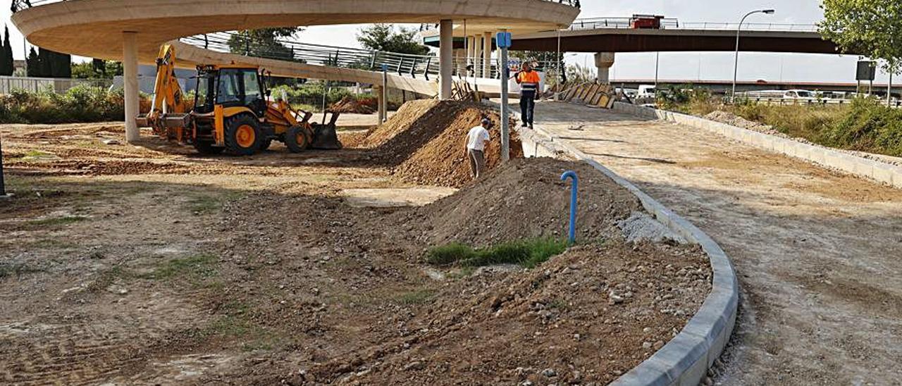 La plataforma ciclopeatonal que cruza el río Turia. | GERMÁN CABALLERO