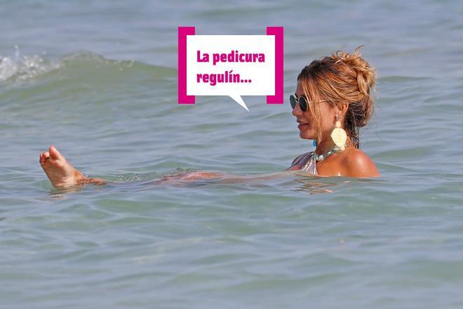 Elena Tablada se lo pasa bomba en la playa con su hija Ella