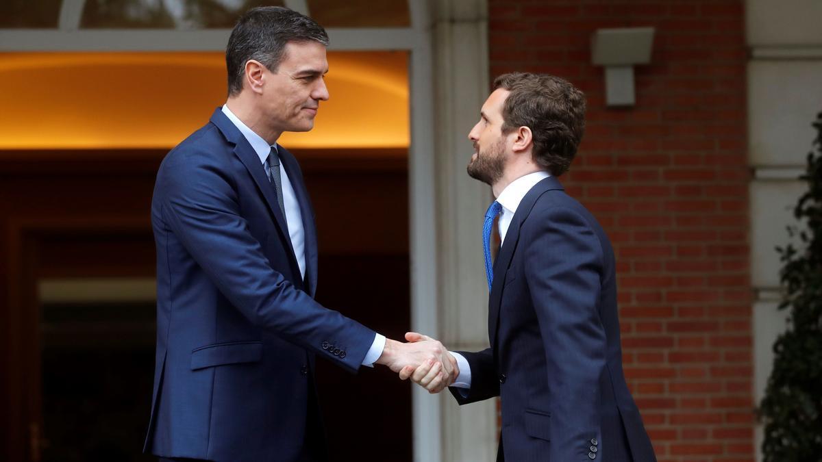 Pedro Sánchez y Pablo Casado, en una reunión en Moncloa.