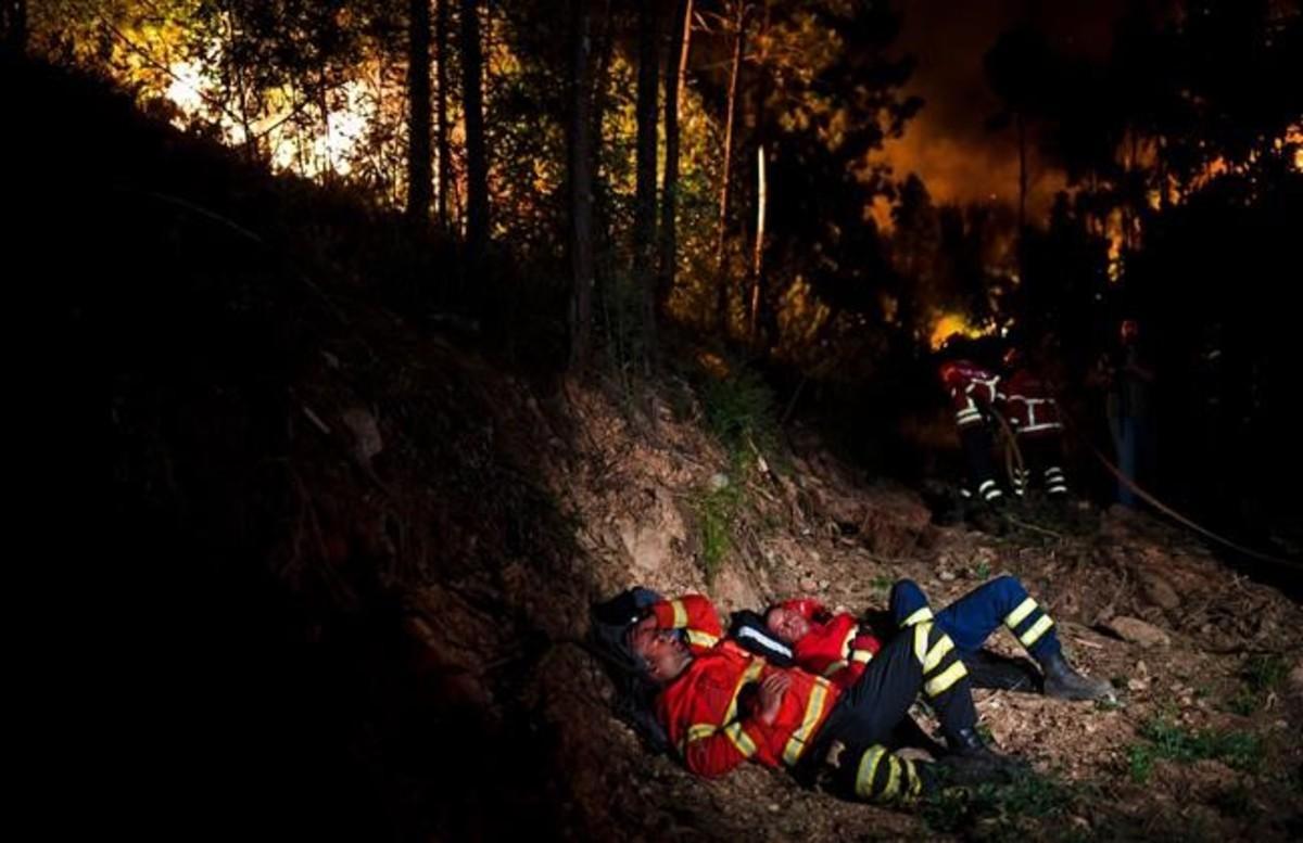 abertran38938857 firefighters rest during a wildfire at penela  coimbra  cent170618115452