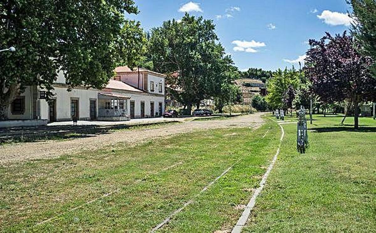 Zona verde de la estación de tren donde se instalarán las atracciones infantiles durante las fiestas.