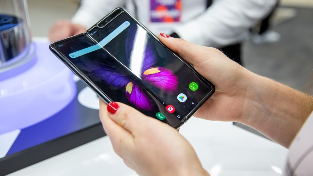 Una mujer manipula un móvil Samsung.