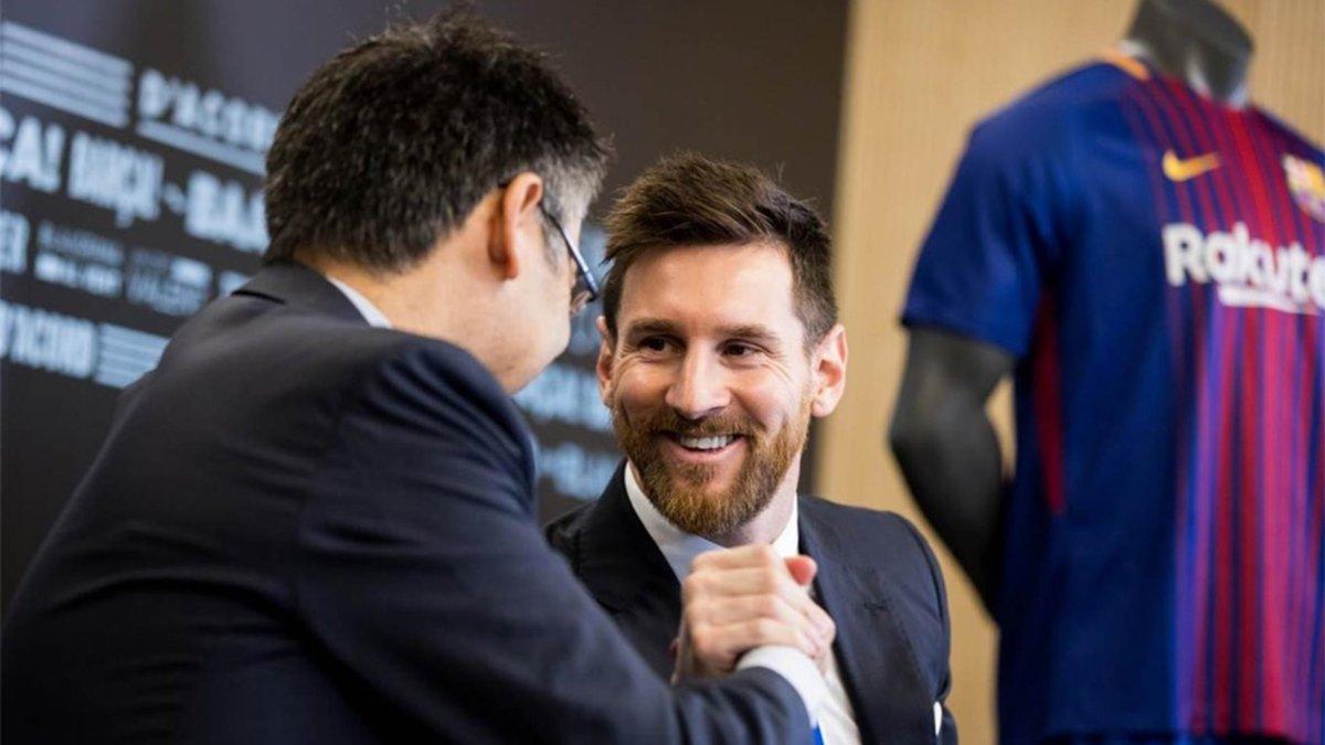 Bartomeu (de espaldas) y Leo Messi él día de la última renovación del argentino por el Barça