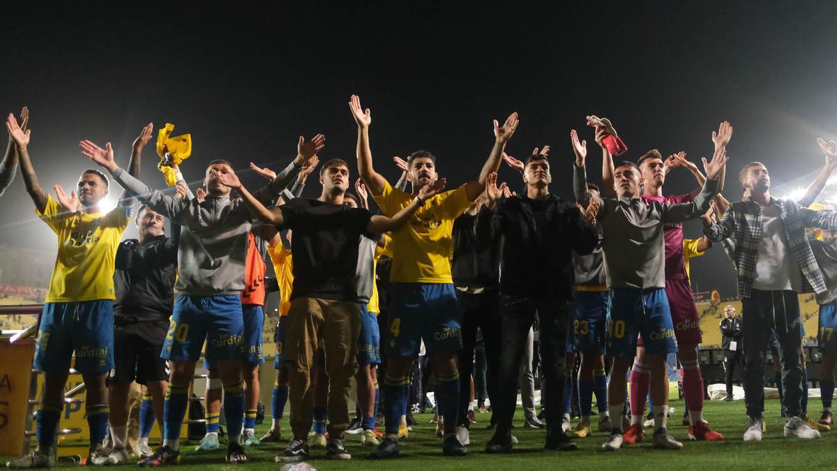 Los jugadores de la UD celebran el triunfo en el derbi con la Naciente.