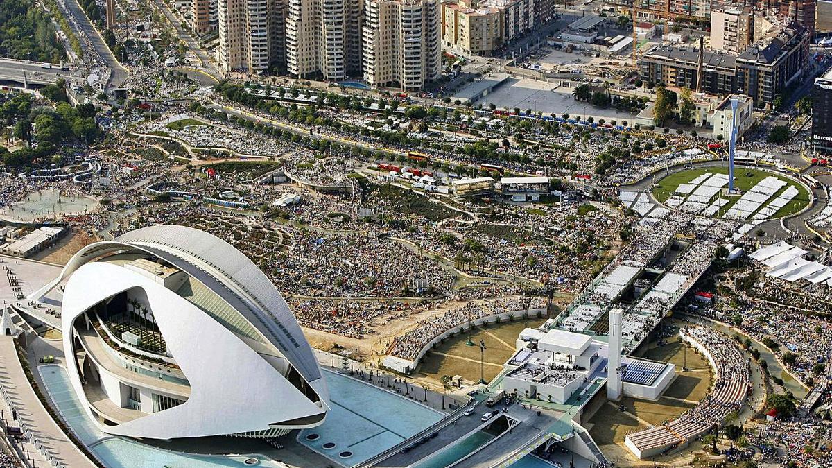 Vista aérea del altar que se levantó para la misa pontificia que se celebró en València en 2006. | EFE/LÁZARO DE LA PEÑA