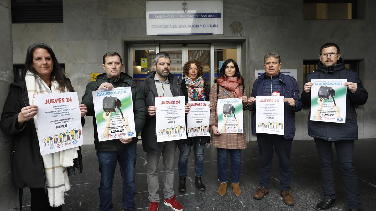 Representantes de los cuatro sindicatos convocantes, ante la sede de la Consejería de Educación.