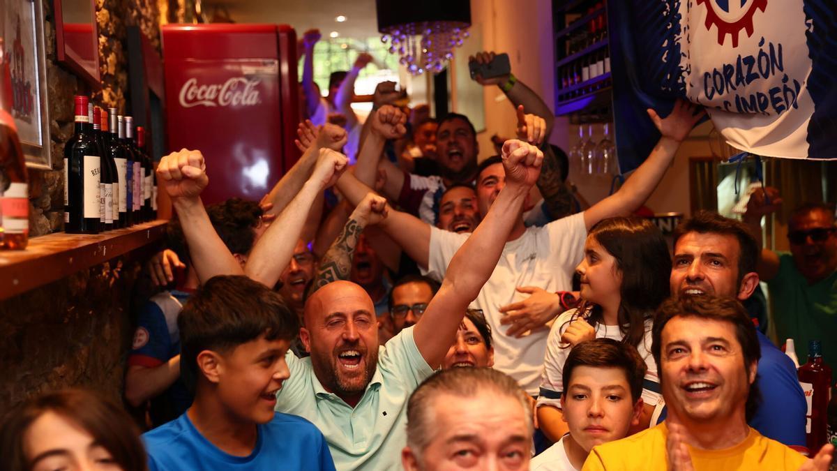 Aficionados del Avilés celebrando la salvación