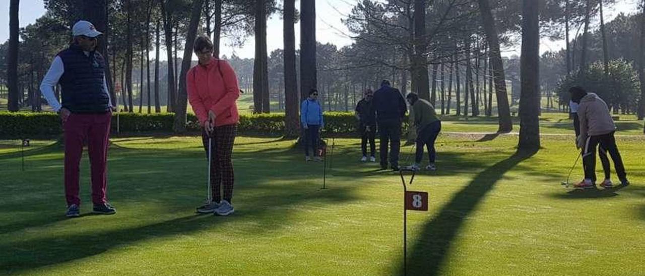 Aprender a jugar al golf en una de los mejores campos de Galicia es algo a tener muy en cuenta. // N. Parga