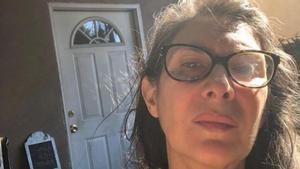Rossi, ante la puerta de su vivienda en las colinas de Hollywood.