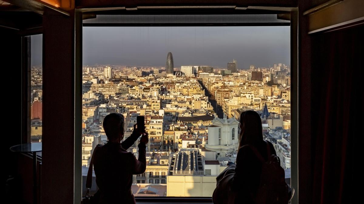 Encuadre de la torre Agbar desde la de Urquinaona