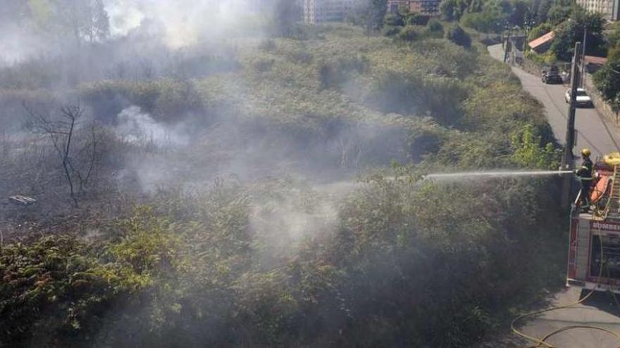 El incendio forestal que afectó a la finca Douro, próxima a las casas en el término municipal de Vilagarcía. // Noé Parga