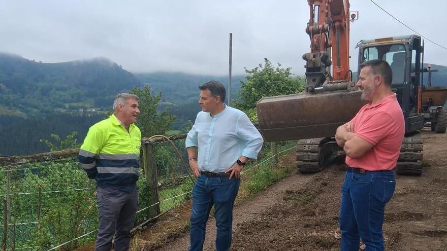Ovilley, en Cangas del Narcea, ya tiene en marcha las obras de mejora integral de su acceso: "Estaba lleno de baches y socavones"